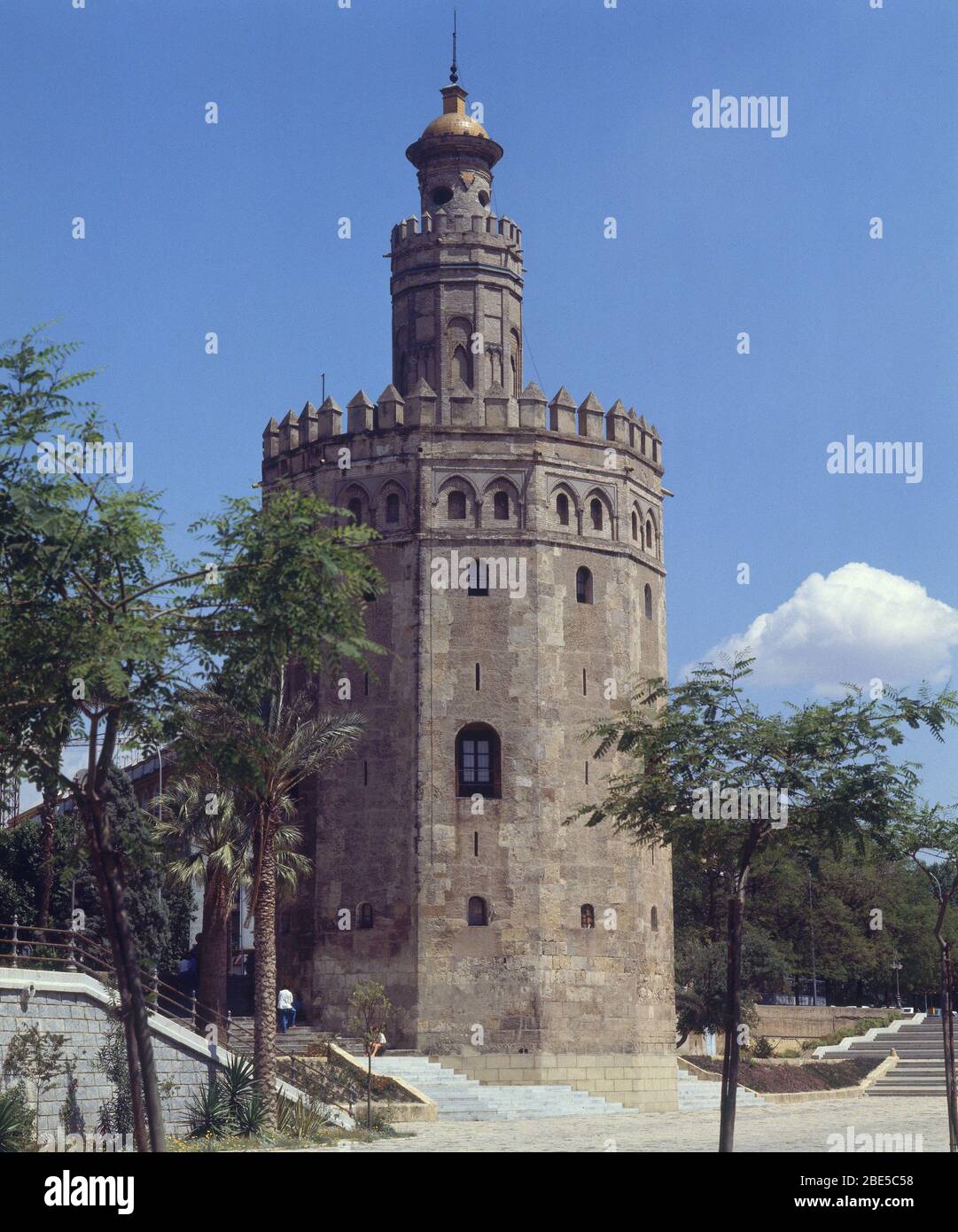 LA TORRE DEL ORO - ARQUITECTURA HISPANOMUSULMANA - PERIODO ALMOHADE - SIGLO XIII - TORRE ALBARRANA. Location: GOLDEN TOWER. Sevilla. Seville. SPAIN. Stock Photo