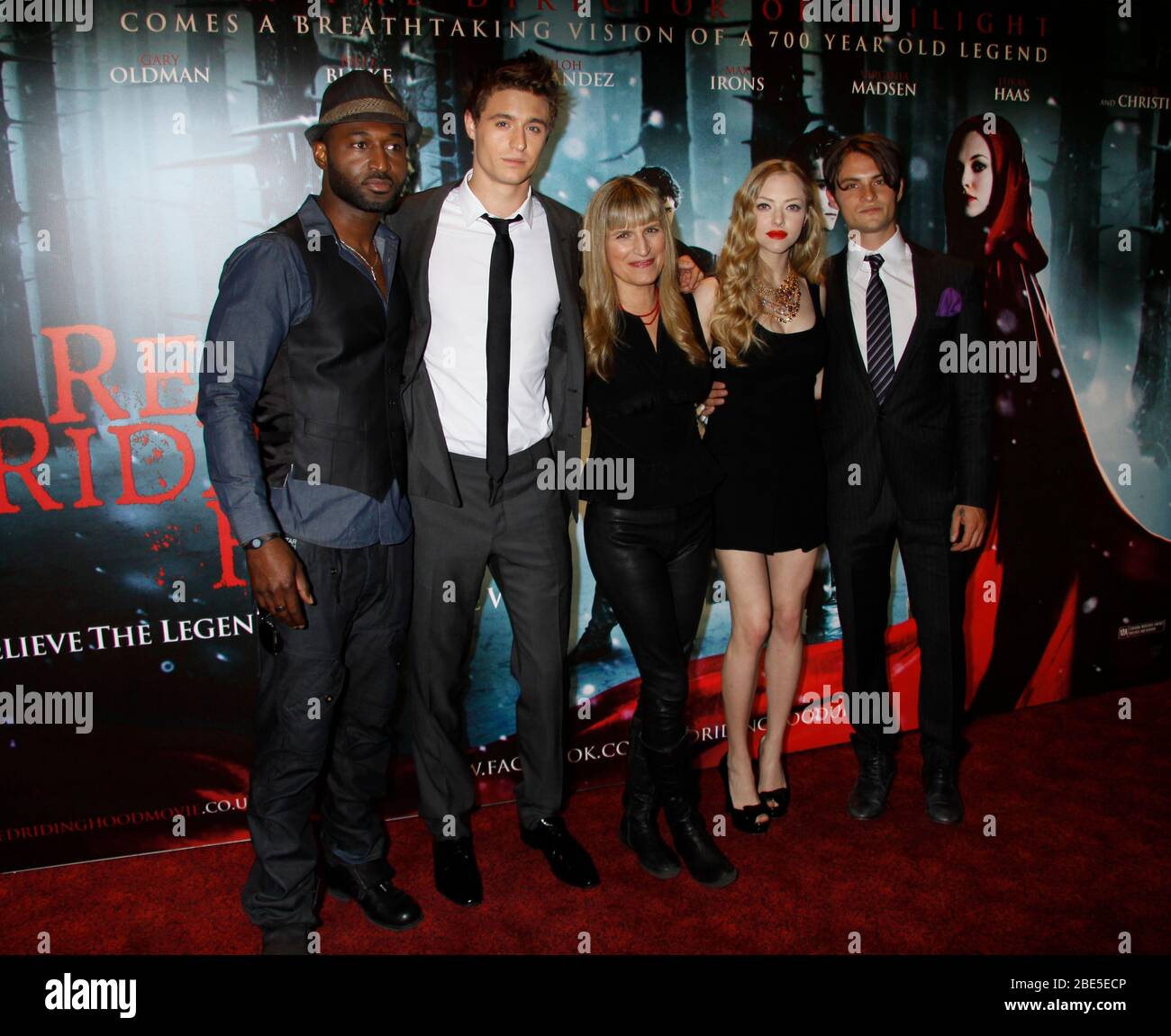 Adrian Holmes Max Irons Director Catherine Hardwicke Amanda Seyfried And Shiloh Fernandez Riding Hood Screening At Empire Stock Photo Alamy