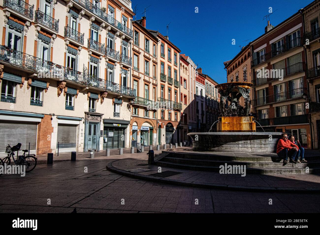Couple at a fountain, Toulouse, France Stock Photo