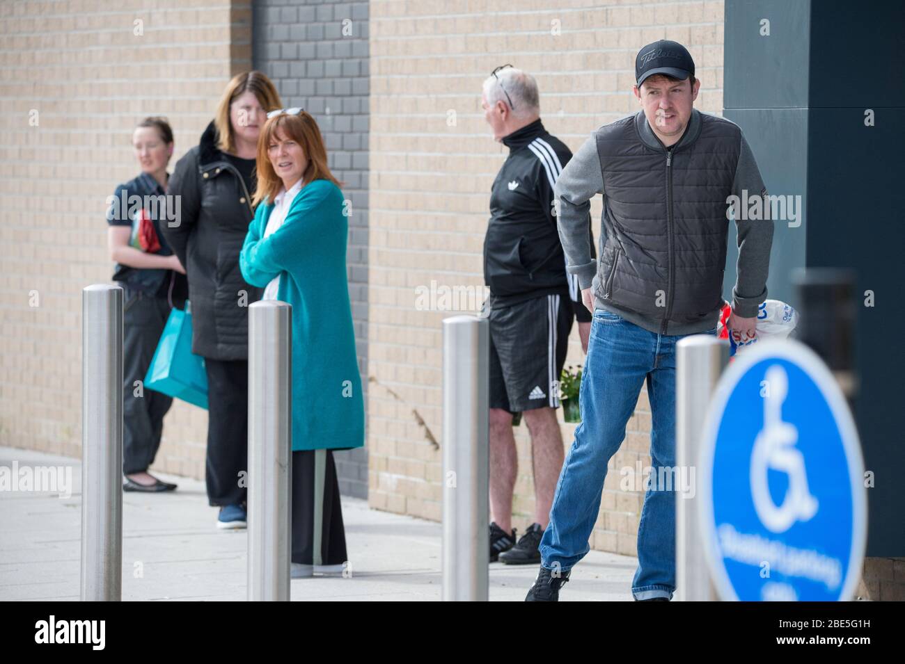 Cumbernauld, UK. 12th Apr, 2019. Pictured Shoppers queue outside a