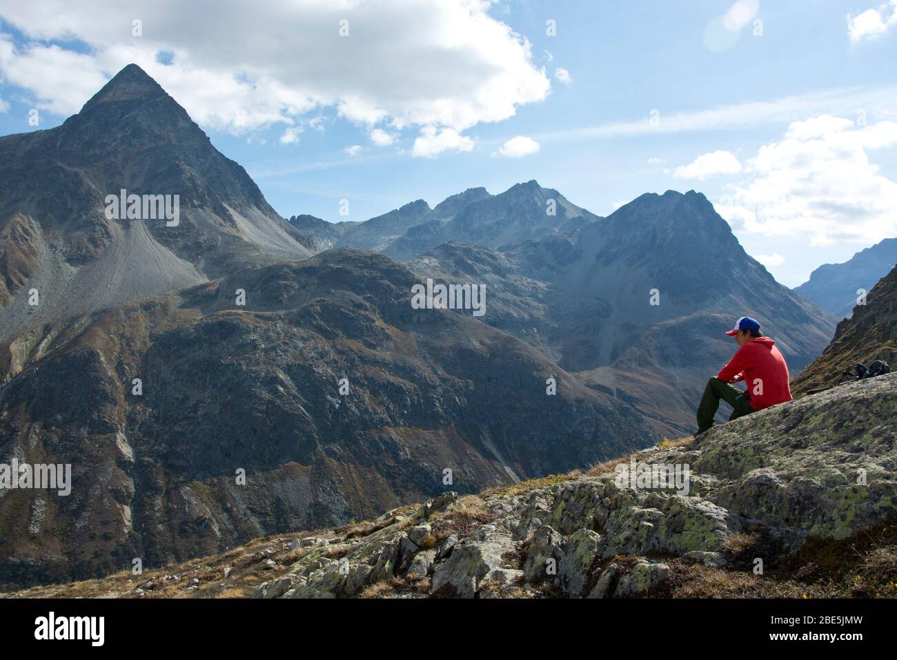 Wanderer blickt ins Val Bever von der Fuorcla Crap Alv in Graubünden, Schweiz Stock Photo