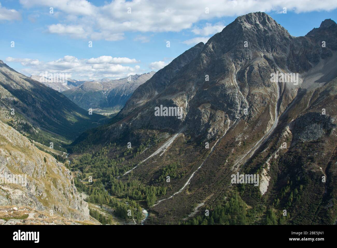Blick ins Val Bever von der Fuorcla Crap Alv in Graubünden, Schweiz Stock Photo