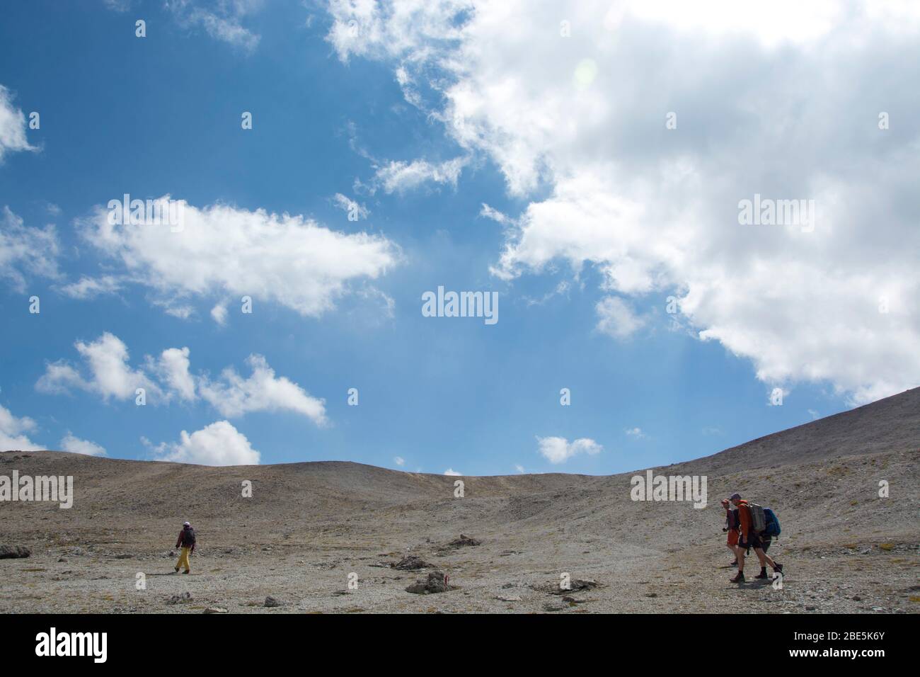 Bergwanderer imitten Mondlandschaft auf dem Leget-Pass in Graubünden, Schweiz Stock Photo