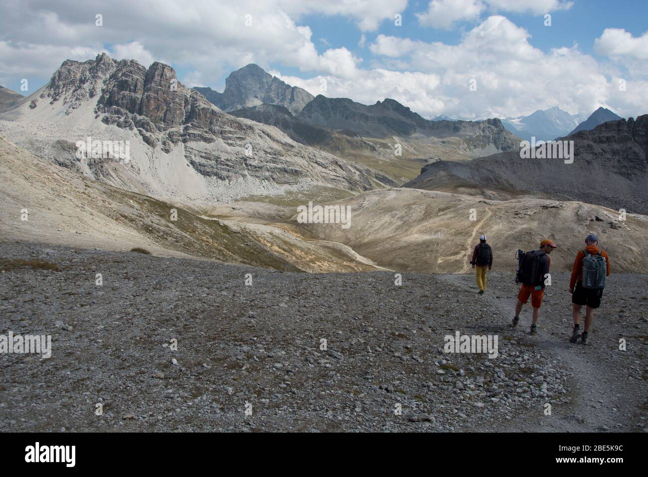 Wanderer im Val d'Agnel mit Blick auf Corn Alv in Graubünden, Schweiz Stock Photo