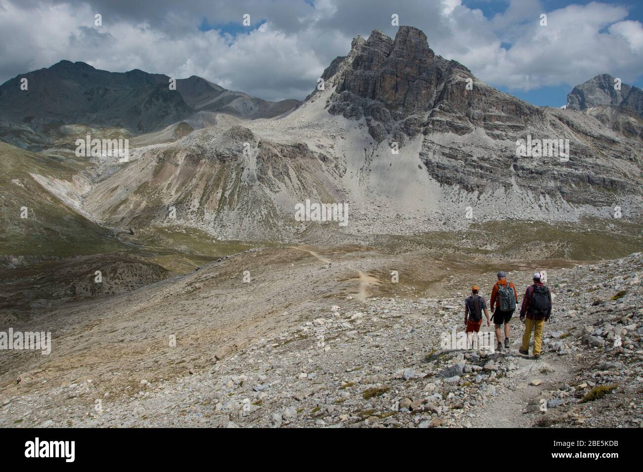 Wanderer im Val d'Agnel mit Blick auf Corn Alv in Graubünden, Schweiz Stock Photo