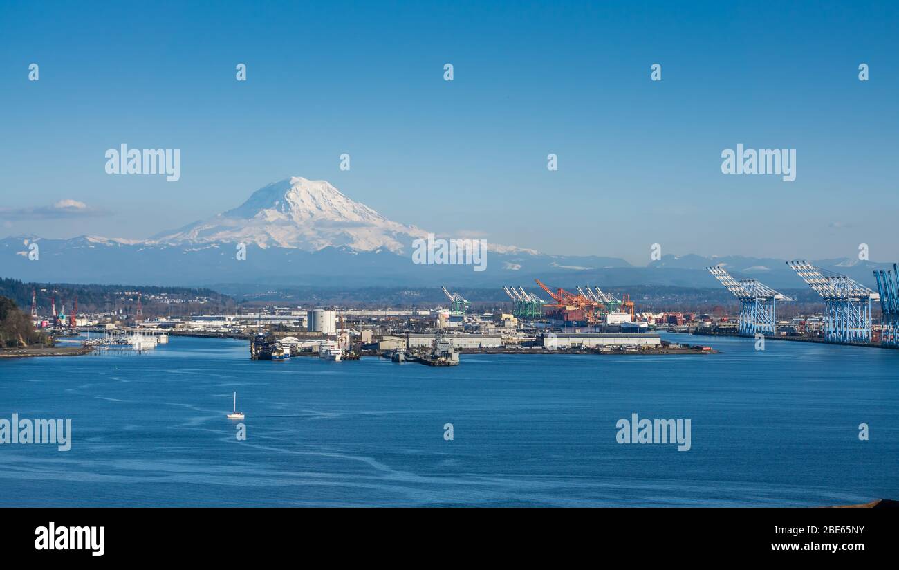 A view of the Port of Tacoma with Mount Rainier in the distance Stock ...