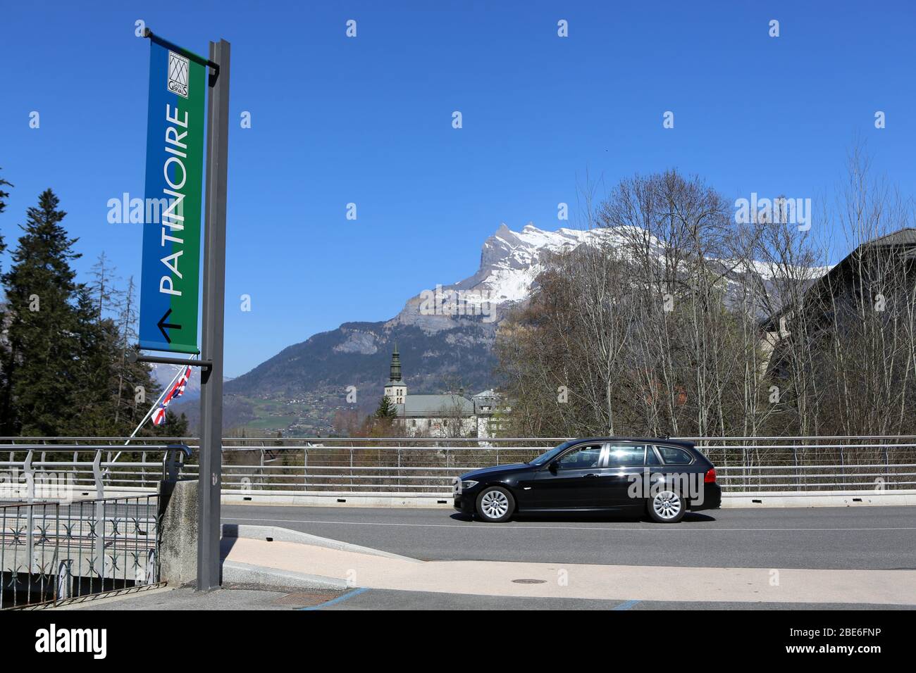 Panneau indiquant la direction de la patinoire. Saint-Gervais-Mont-Blanc. Haute-Savoie Stock Photo