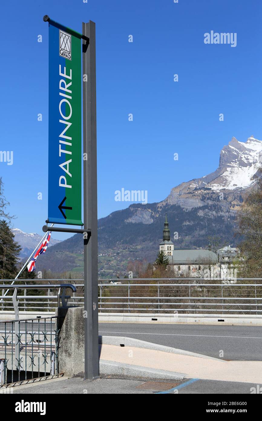 Panneau indiquant la direction de la patinoire. Saint-Gervais-Mont-Blanc. Haute-Savoie Stock Photo