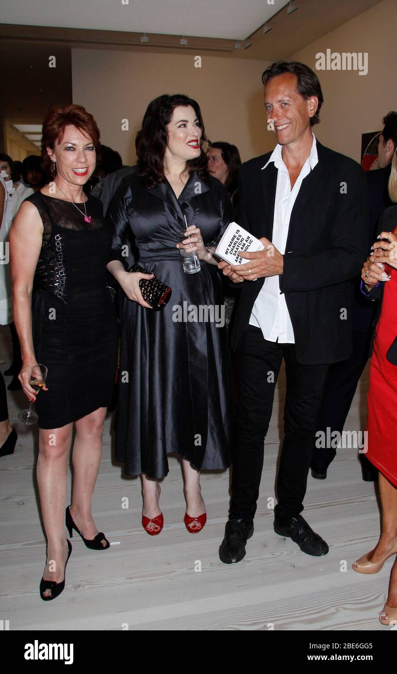 Nigella Lawson And Kathy Lette And Richard E Grant Charles Saatchi Book Launch Party At His Gallery Stock Photo Alamy
