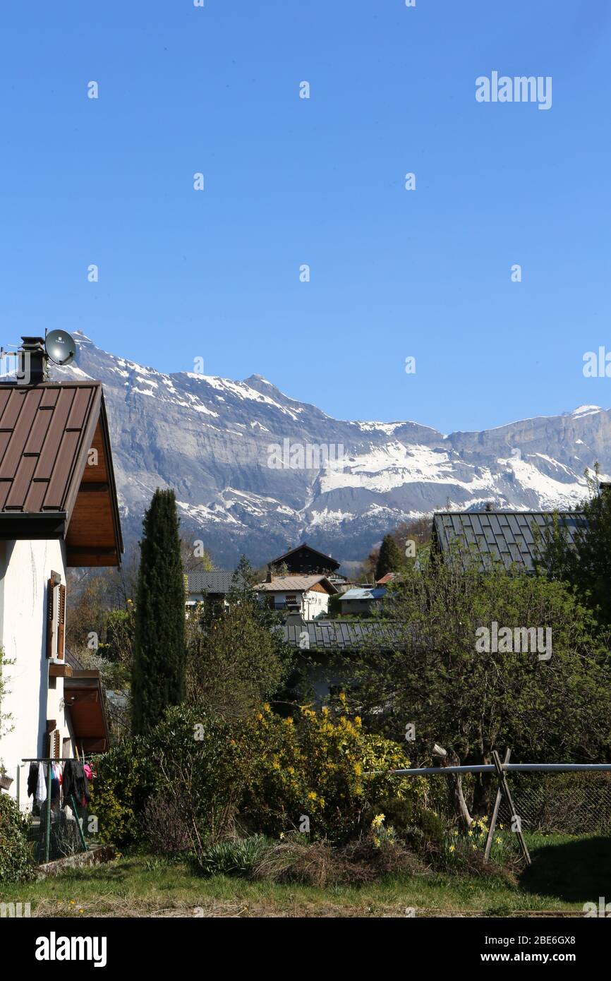 Vue sur des chalets de montagne. Aiguilles de Warens. Saint-Gervais-les-Bains. Haute-Savoie. France. Stock Photo