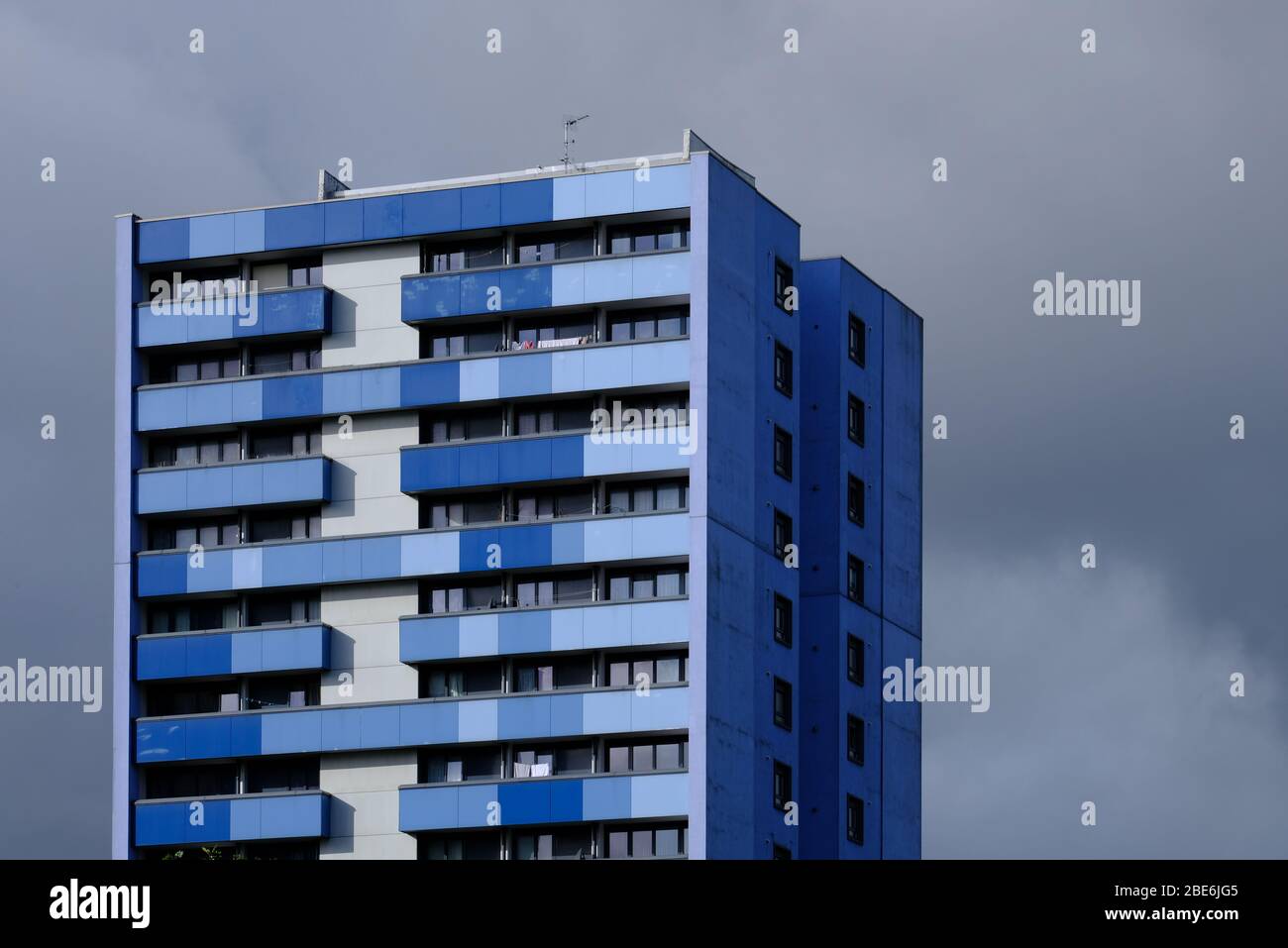 Multi storey block flats hi-res stock photography and images - Alamy
