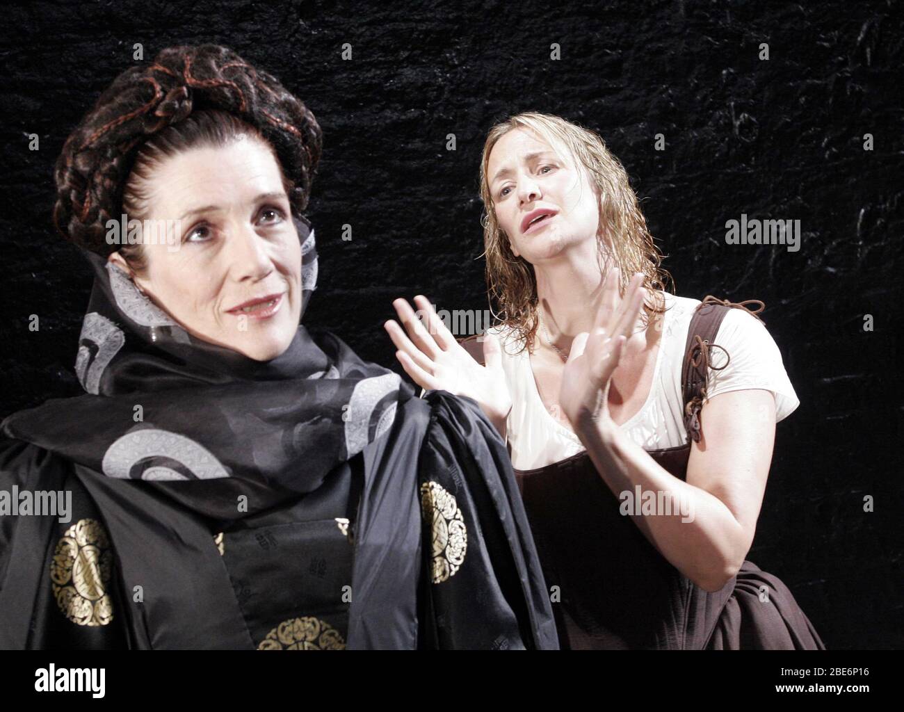l-r: Harriet Walter (Elizabeth I), Janet McTeer (Mary Stuart) in MARY STUART by Schiller at the Donmar Warehouse. London WC2 20/07/2005 in a new version by Peter Oswald director: Phyllida Lloyd Stock Photo