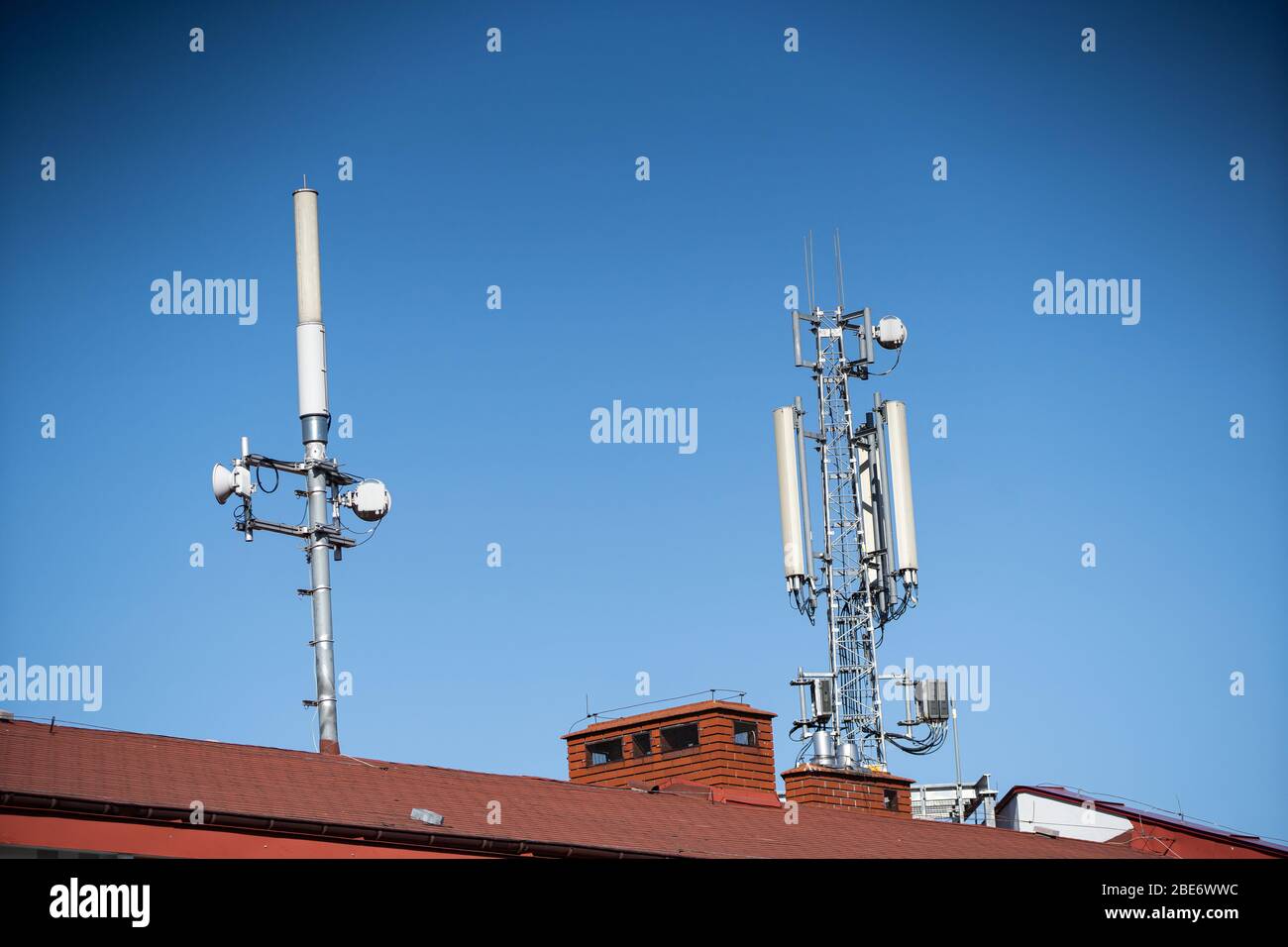 Transmitting and receiving antennas dedicated to the cellular network