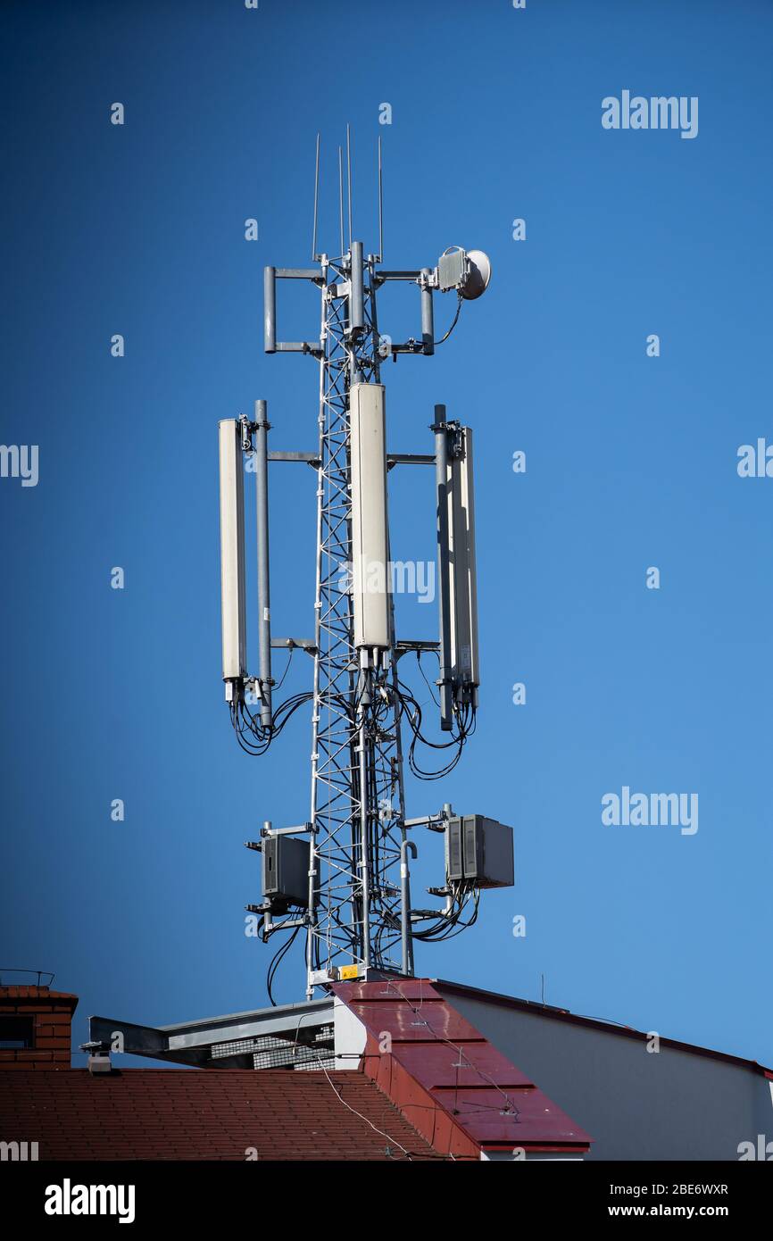 Transmitting and receiving antennas dedicated to the cellular network