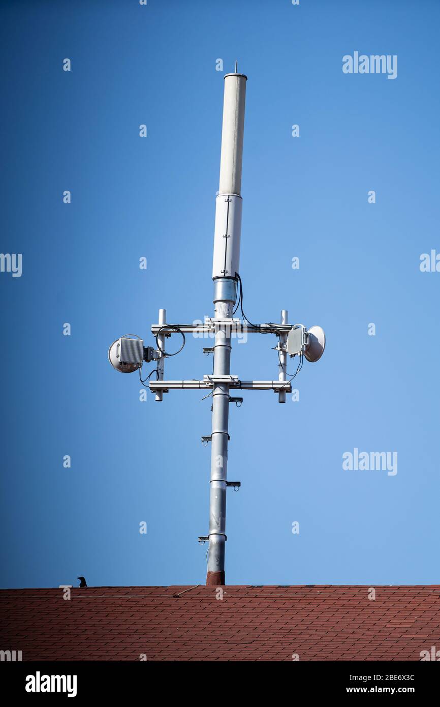 Transmitting and receiving antennas dedicated to the cellular network