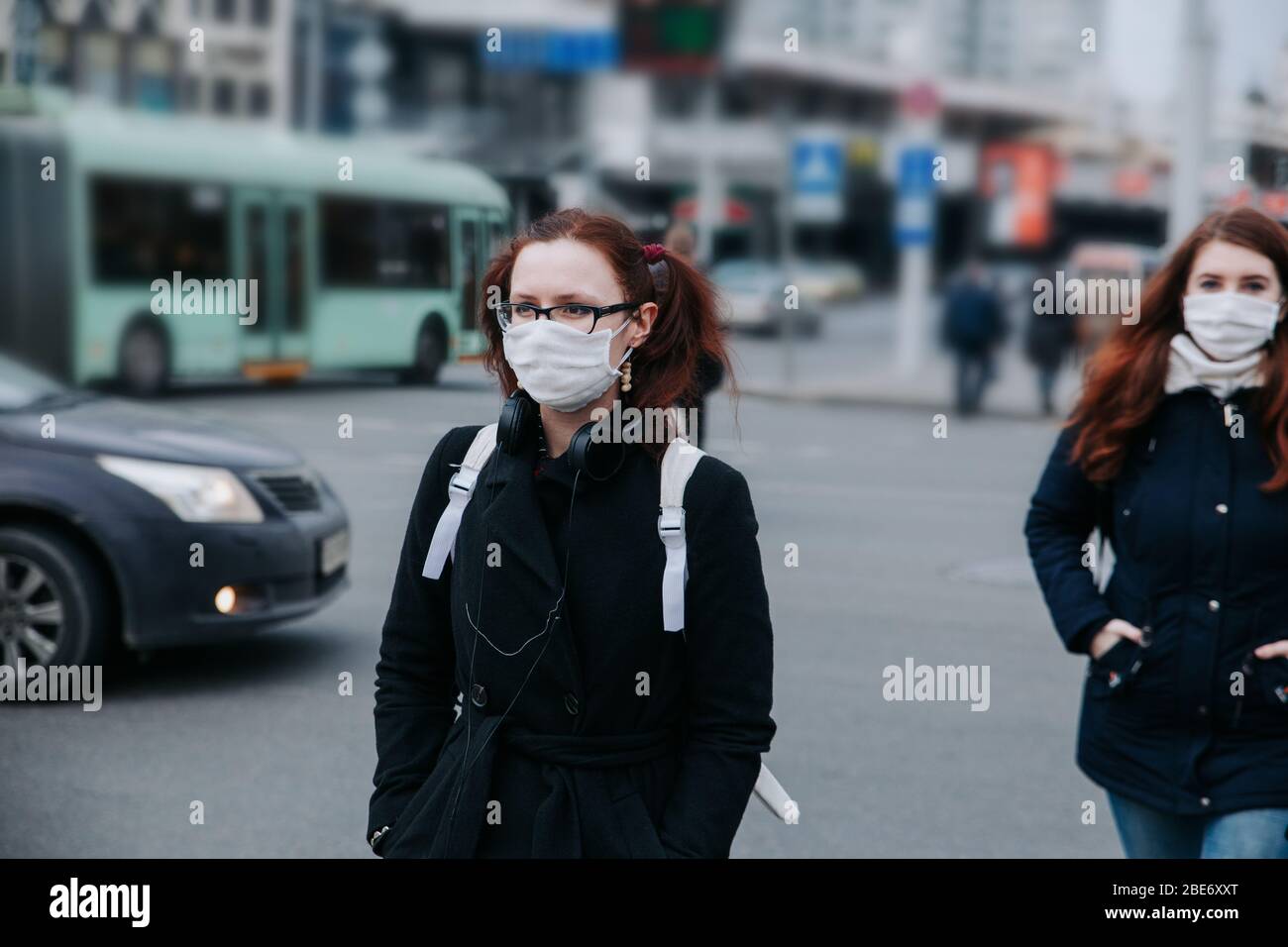 People in pollution masks hi-res stock photography and images - Alamy