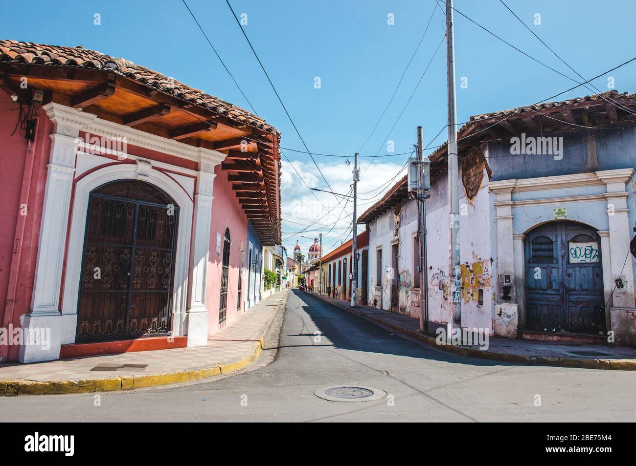 Side street leading to the colonial architecture of the main plaza, Parque Central de Granada, Nicaragua Stock Photo