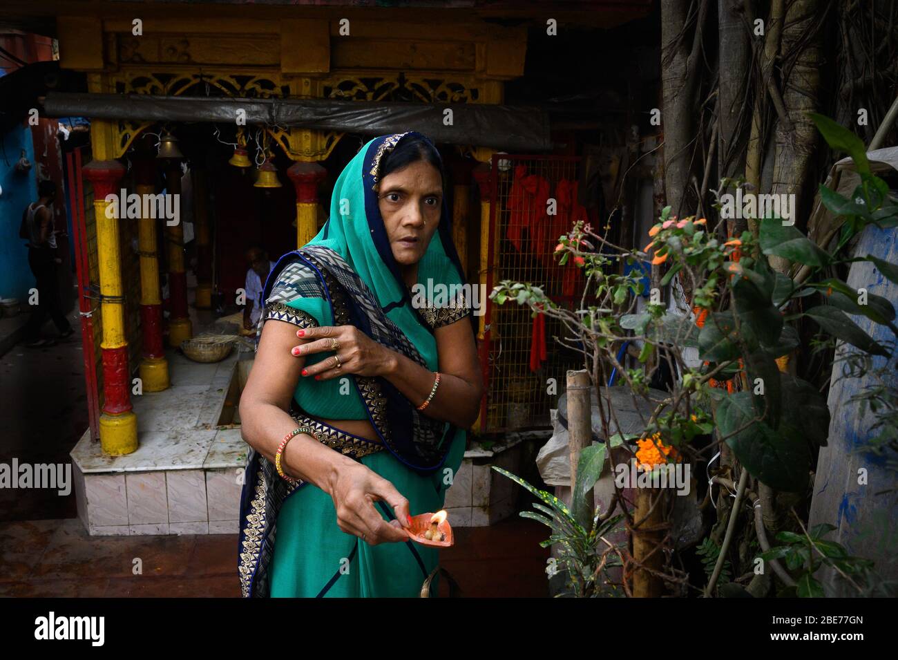 Worshipping woman, Mullicj Ghat, Kolkata, India Stock Photo