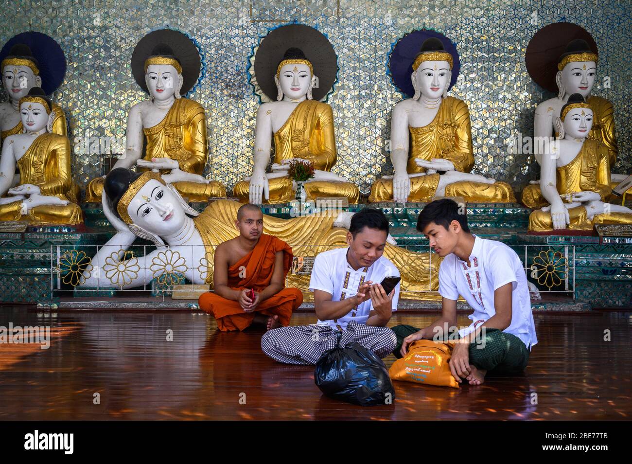 Burmese visitors to the Shwedagon Pagoda, Yangon, Myanmar Stock Photo