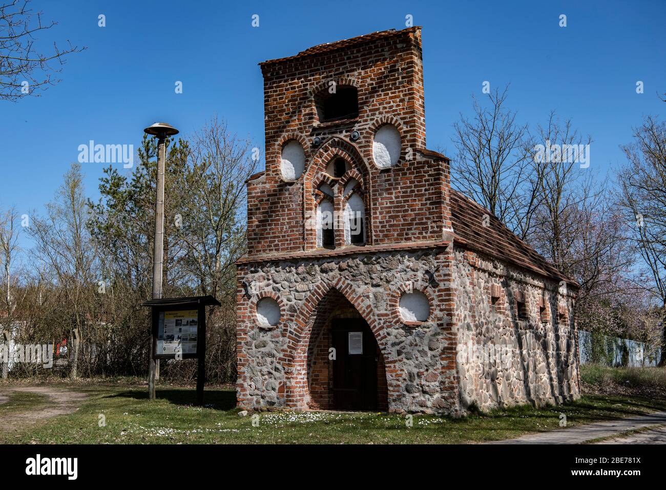 Heinrichsdorf, Germany. 08th Apr, 2020. Blue skies frame the historic fire engine house in Heinrichsdorf (Brandenburg). The building, which dates from the first years of the 19th century, looks more like a chapel. Credit: Paul Zinken/dpa-zb-Zentralbild/ZB/dpa/Alamy Live News Stock Photo