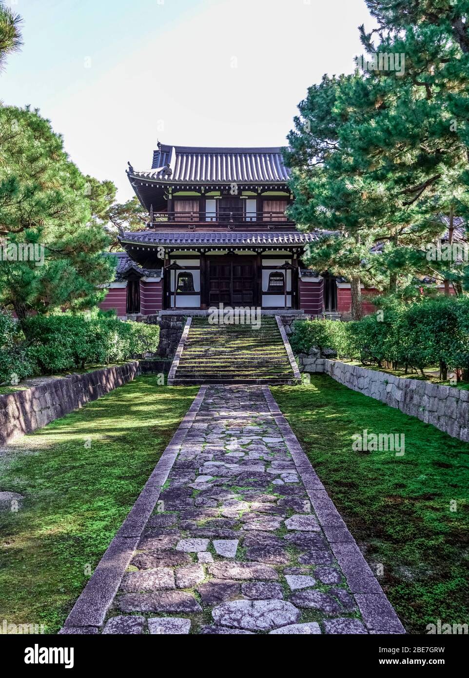 Moss covered pathway in Kennin-ji Temple, Higashiyama, Kyoto, Japan Stock Photo