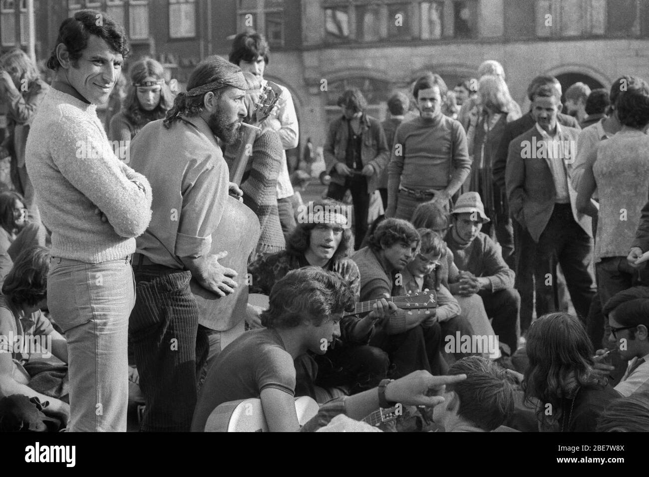 Hippies making music on dam square hi-res stock photography and images ...
