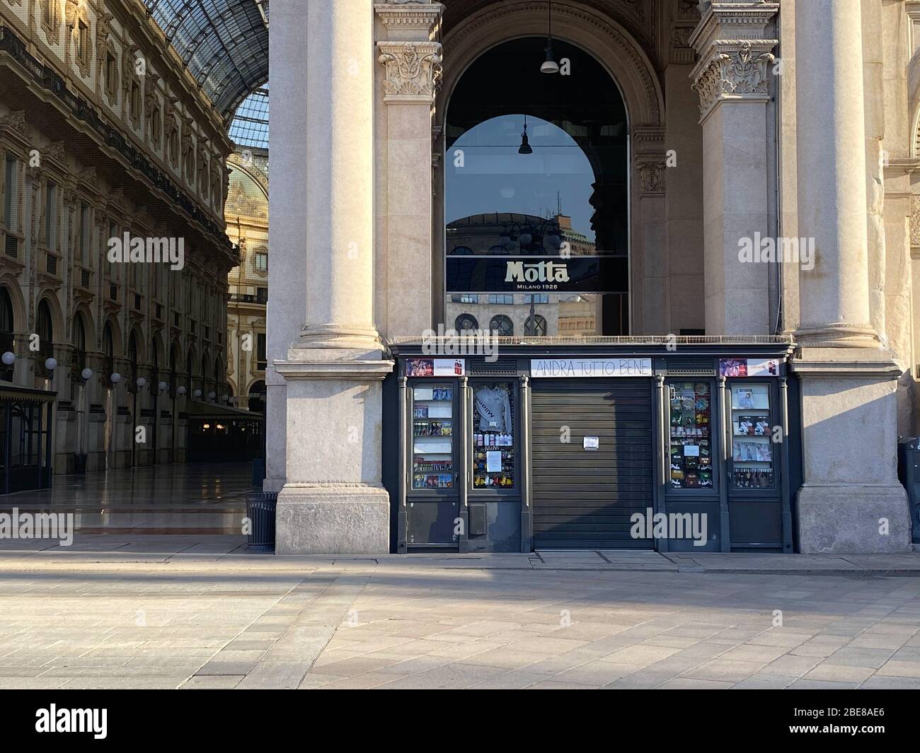 11 april 2020, Milan, Italy. Detail of an newsstand near Vittorio Emanuele Gallery with the sign : 'andrà tutto bene', everything will be fine for the Stock Photo