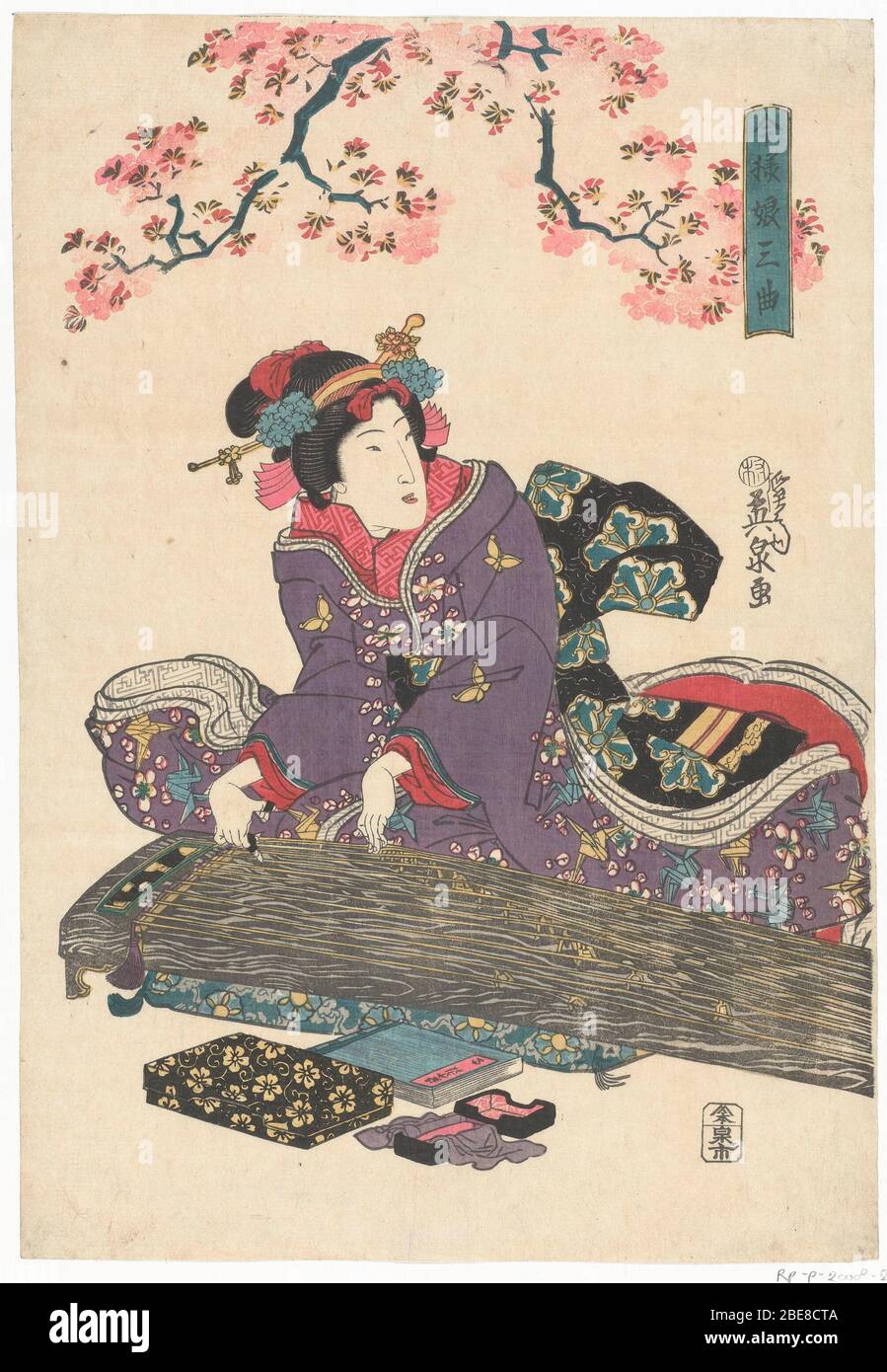 Bijn met koto; Nederlands: Geisha, in paarse kimono met vlinder en kraanvogel motief, de koto bespelend onder roze bloesemtakken. Label mentioned on object Keisai Eisen (1790 - 1848), ca. 1845, kleurenhoutsnede;