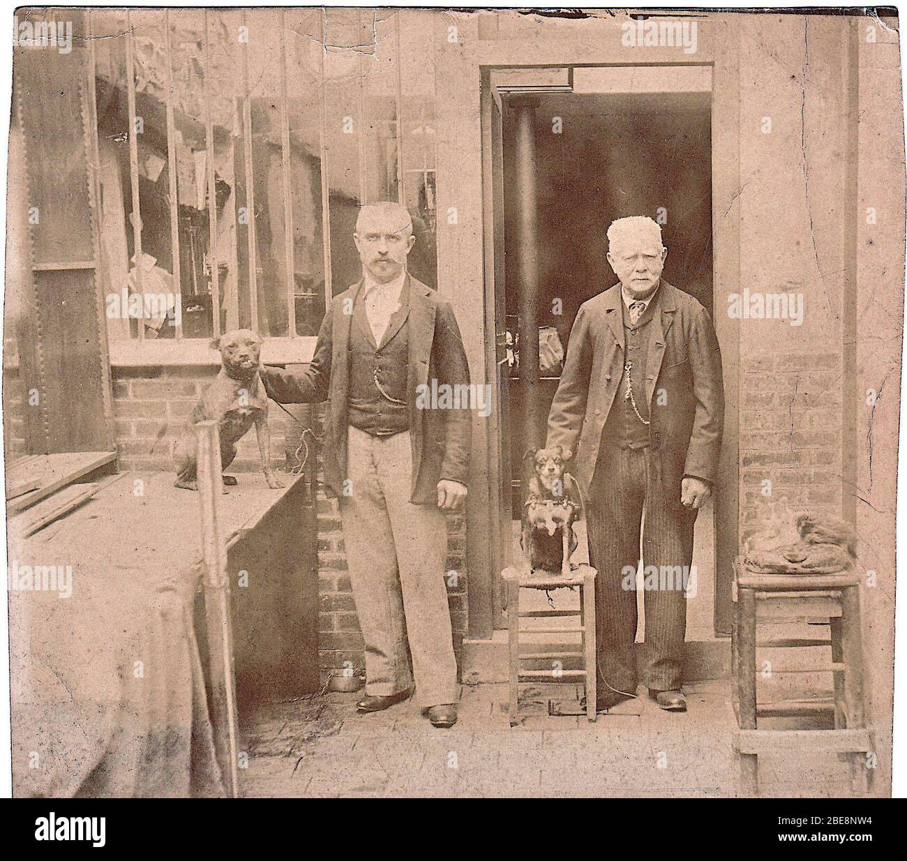 'Français : 1897 - HG Gautreau  au 30 rue des Amandiers; 1897; Self-scanned Photographie de mes aïeux devant leur atelier rue des Amandiers; Unknown author; ' Stock Photo