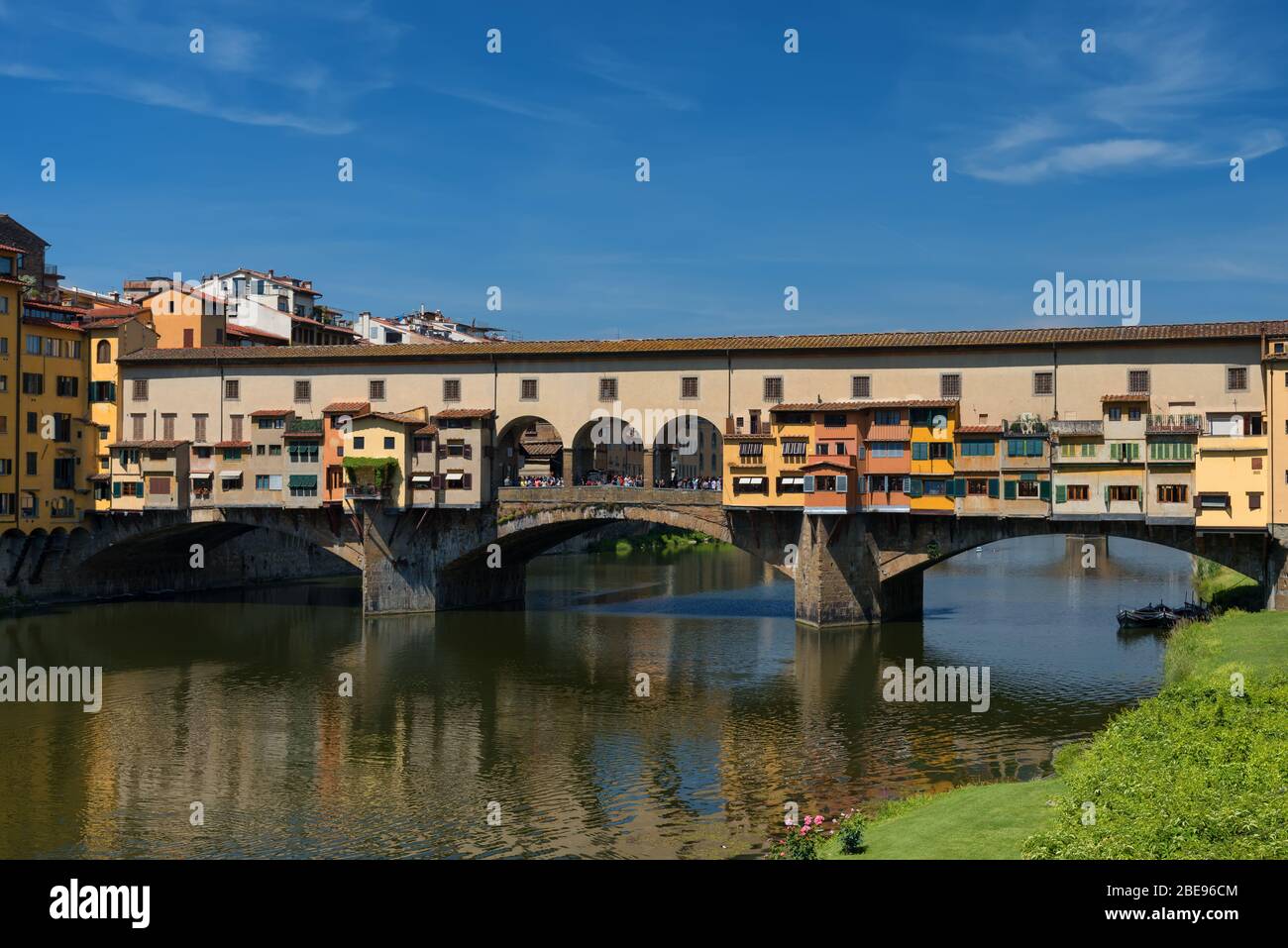 FLORENCE, ITALY Y 25, 2017: River Arno and famous bridge Ponte Vecchio The Old Bridge at sunny summer day. Florence, Tuscany, Italy Stock Photo