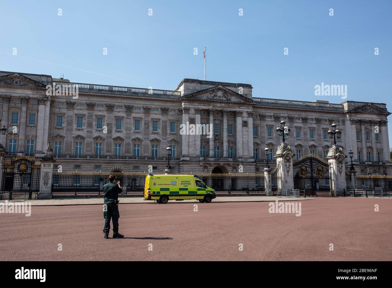 Paramedic stops outside Buckingham Palace during Easter Bank holiday as the coronavirus lockdown continues in central London and across United Kingdom Stock Photo