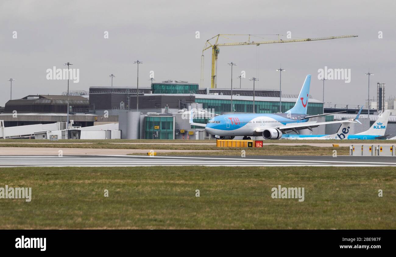 TUI 737 Landing Manchester Stock Photo
