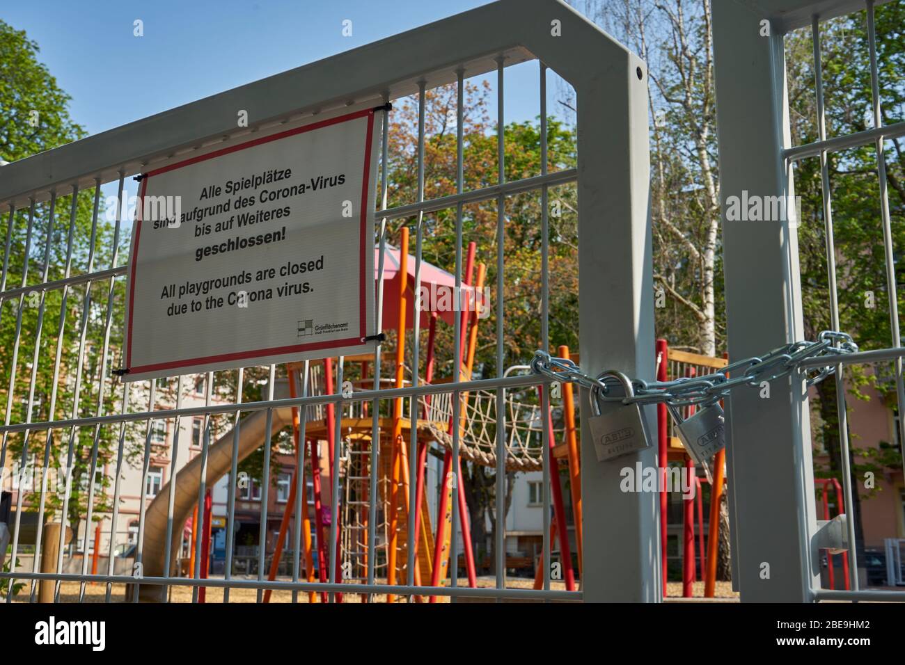 Spielplatz, wegen dem Coronavius geschlossen, Bockenheim, Frankfurt am Main, Deutschland Stock Photo