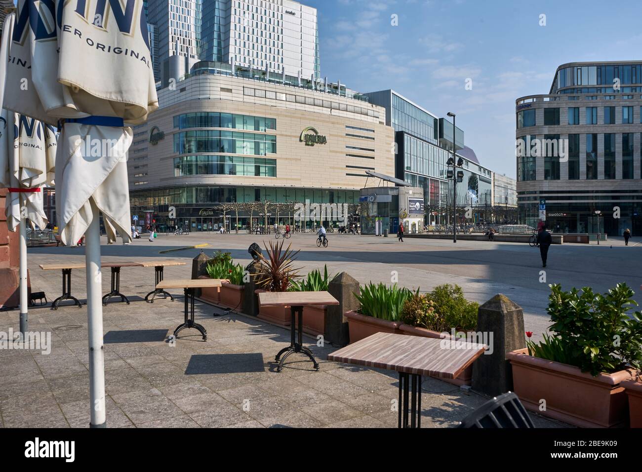 Cafe Hauptwache, wegen Corona Virus geschlossen, hinten die Zeil, Innenstadt, Frankfurt am Main, Hessen, Deutschland Stock Photo