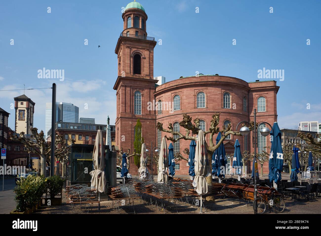 Cafe auf dem Paulsplatz,, wegen Corona Virus geschlossen, hinten die Paulskirche, Innenstadt, Frankfurt am Main, Hessen, Deutschland Stock Photo