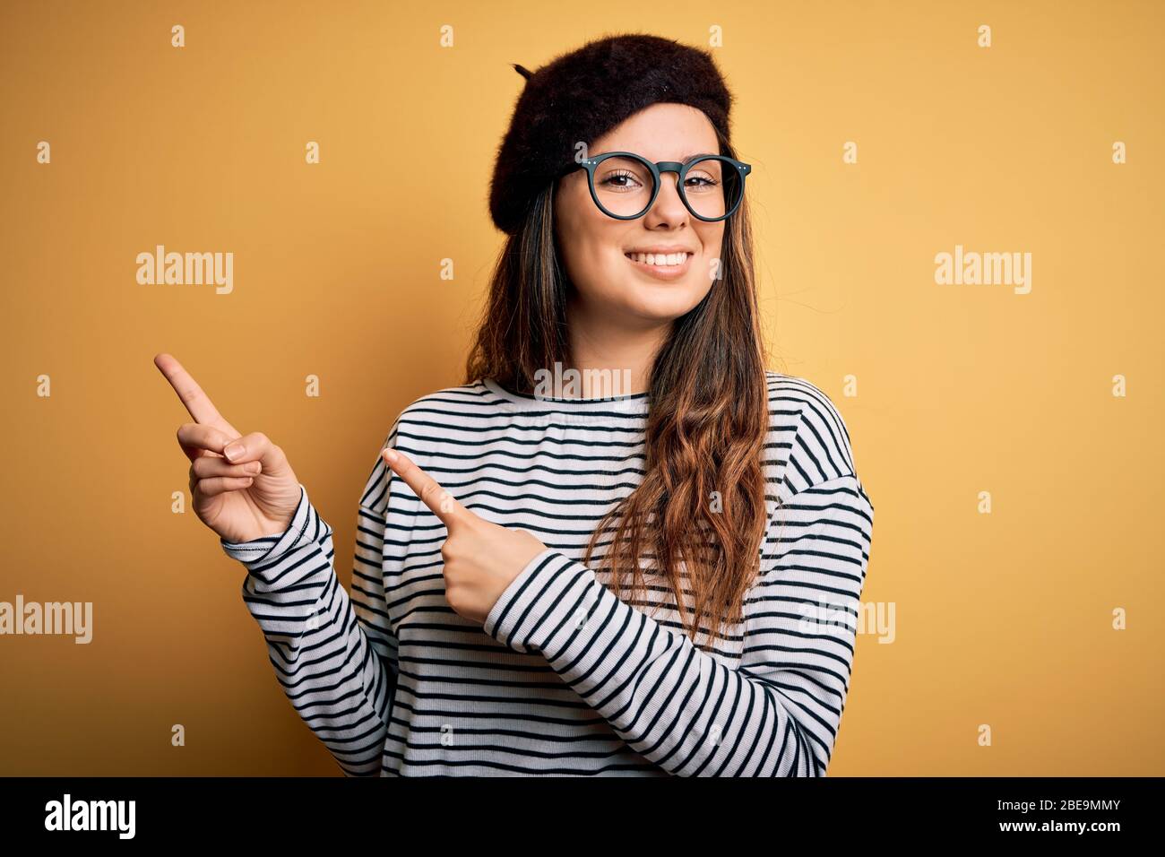 Woman wearing yellow beret smiling hi-res stock photography and images ...