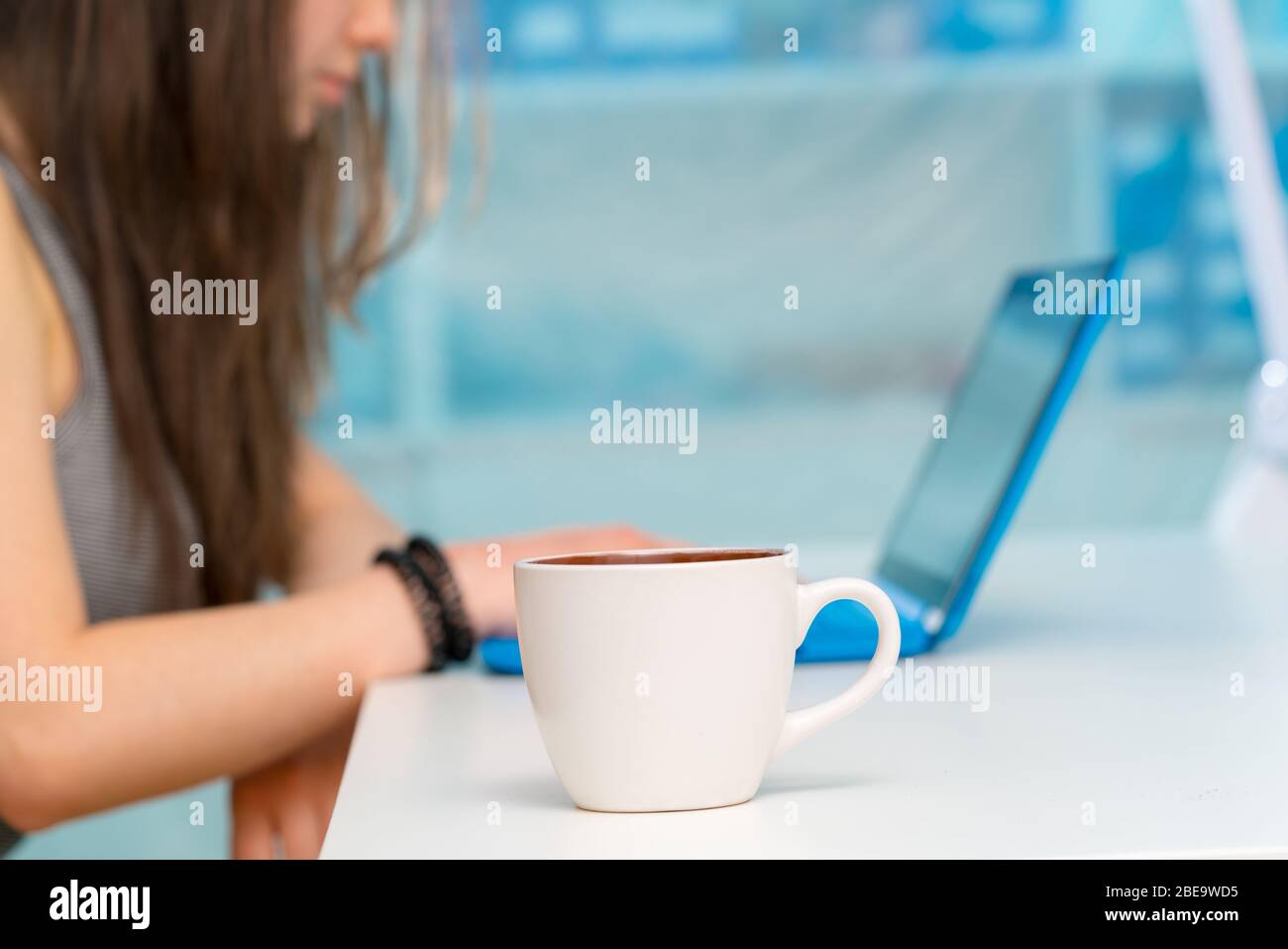 Girl laptop sits table hi-res stock photography and images - Alamy
