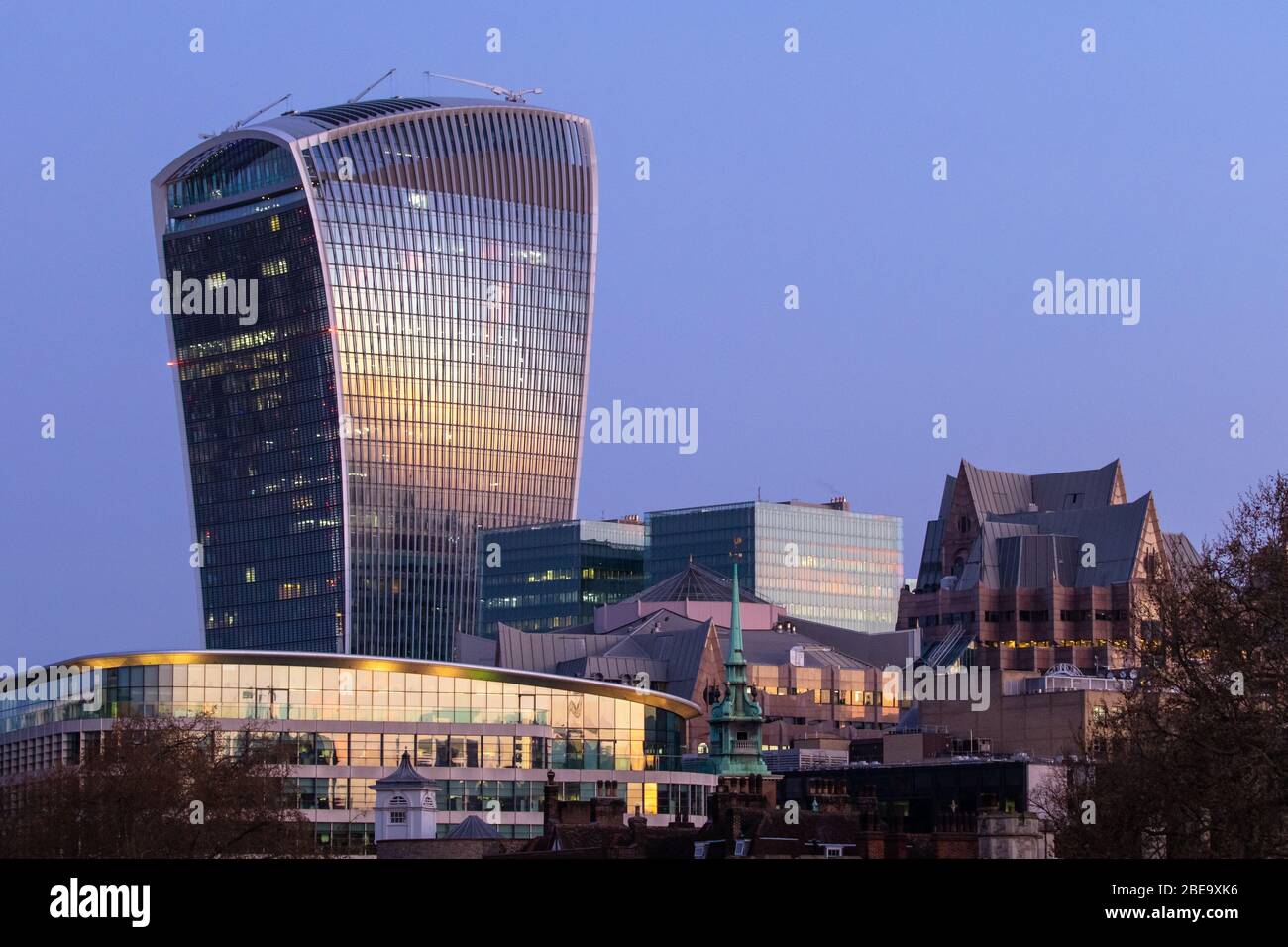 Tall street light silhouette hi-res stock photography and images - Alamy