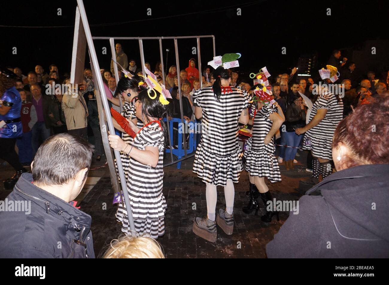Karneval für Männer auf Stöckelschuhen - Macarita ponte tacon, Puerto de la Cruz, Teneriffa, Kanaren, Spanien Stock Photo