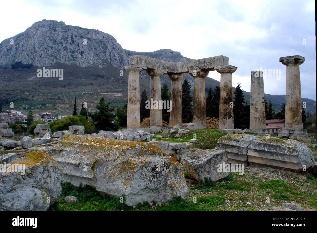 Deutsch Tempel Des Apollon Im Antiken Korinth Mit Akrokorinth Im Hintergrund English Temple Apollo Corinth Acrocorinth In The Background Although Corinth Was Destroyed By The Romans In 146 And Later Rebuilt