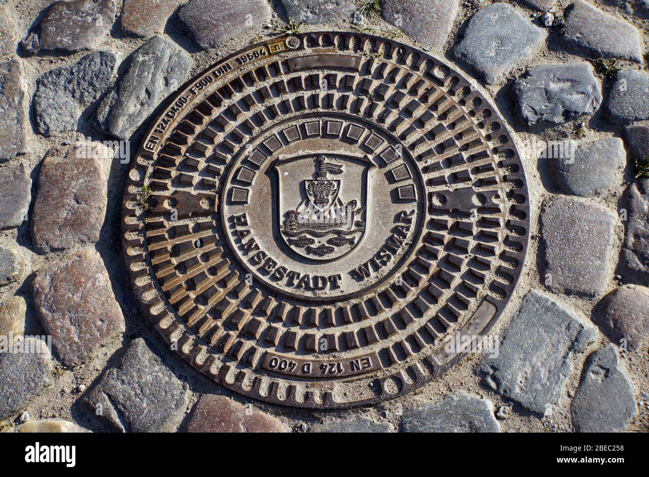 Kanaldeckel mit dem Stadtwappen von Wismar, Mecklenburg-Vorpommern,  Deutschland Stock Photo - Alamy