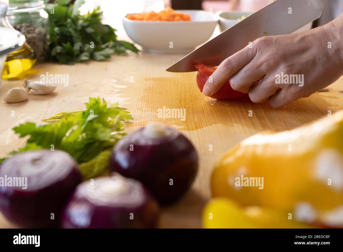 Female hands cut red onions hi-res stock photography and images - Alamy