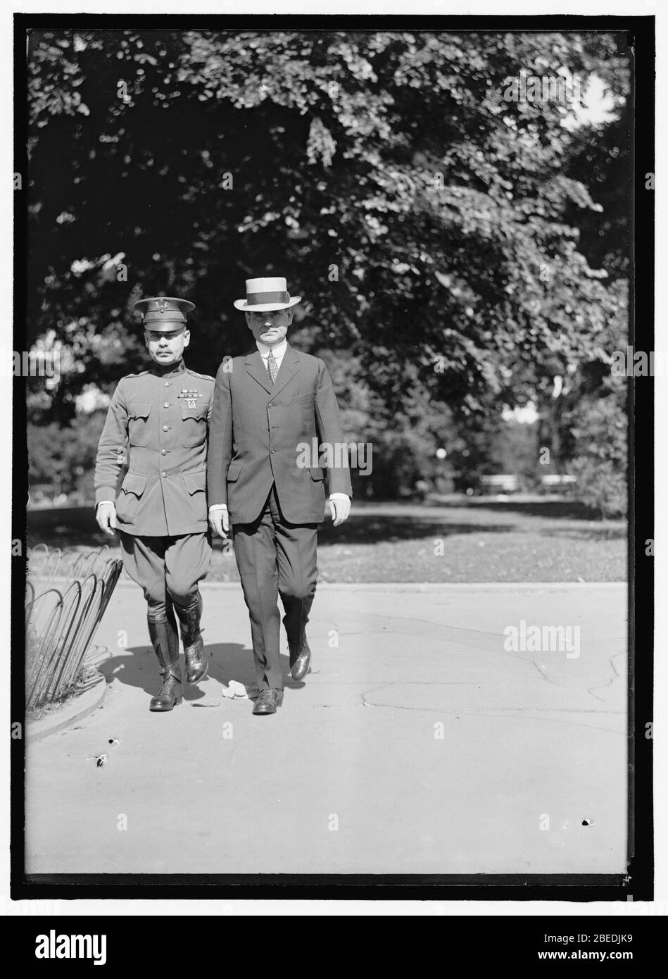 HARRIS, PETER CHARLES. MAJOR GENERAL, U.S.A. LEFT, WITH BROTHER, SEN. WILLIAM J. HARRIS, DIRECTOR OF CENSUS, 1913-1915; FEDERAL TRADE COMMR., 1915-1918; SENATOR FROM GEORGIA, 1919-1925 Stock Photo