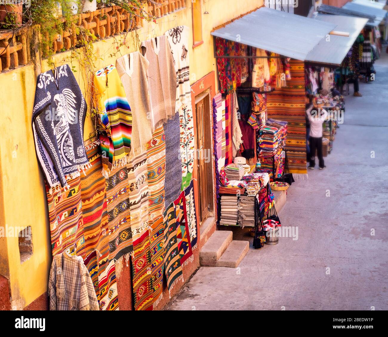 Crafts market (Mercado de Artesanias) in San Miguel de Allende, Mexico  Stock Photo - Alamy