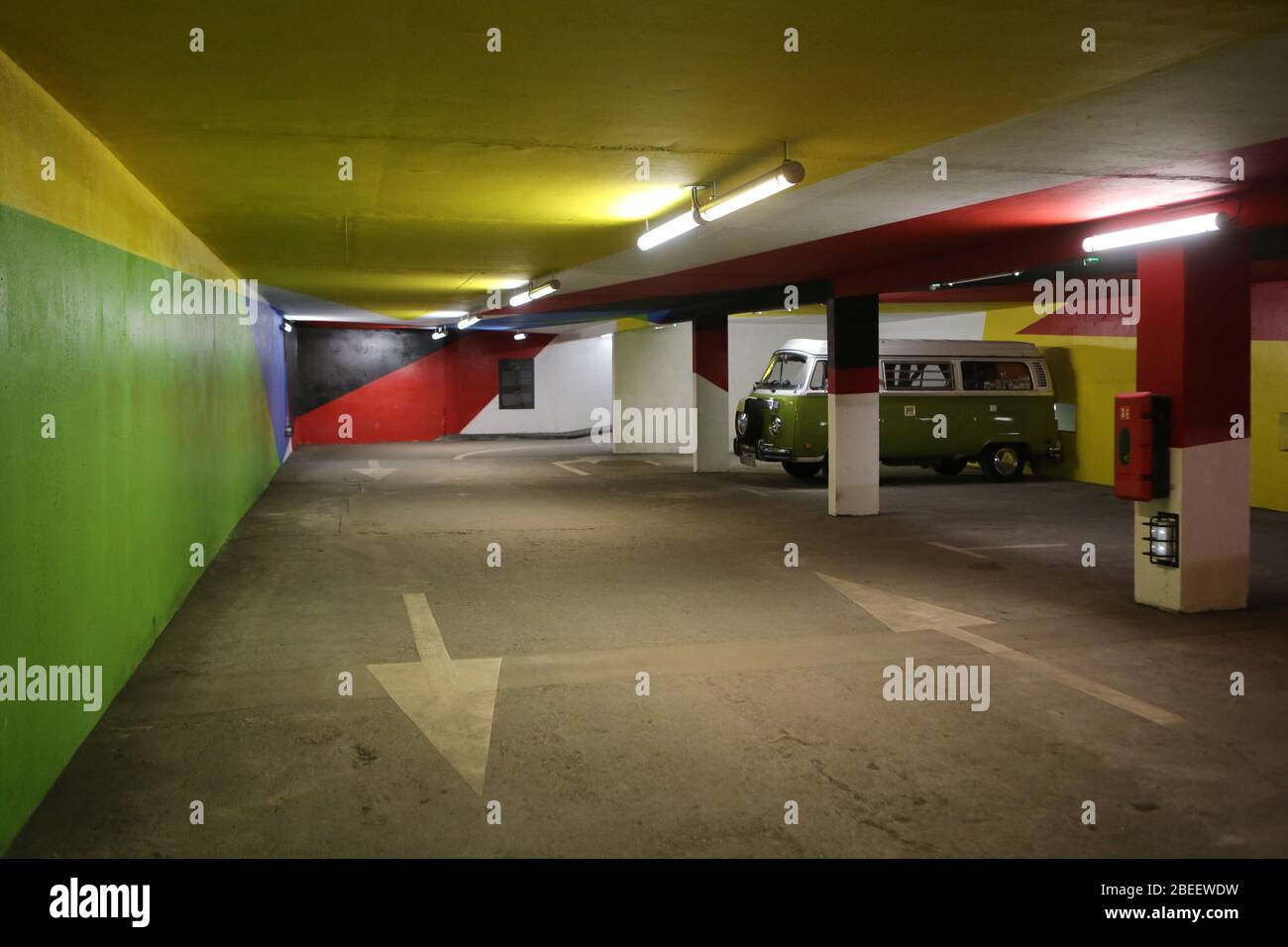 Flèches directionnelles sur le sol. Parking souterrain gratuit. 2KM3. Saint-Gervais-les-Bains. Haute-Savoie. France. Stock Photo