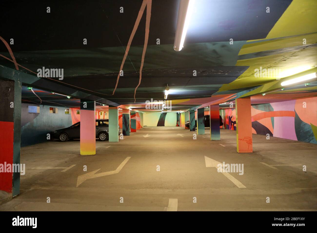 Flèches directionnelles sur le sol. Parking souterrain gratuit. 2KM3. Saint-Gervais-les-Bains. Haute-Savoie. France. Stock Photo