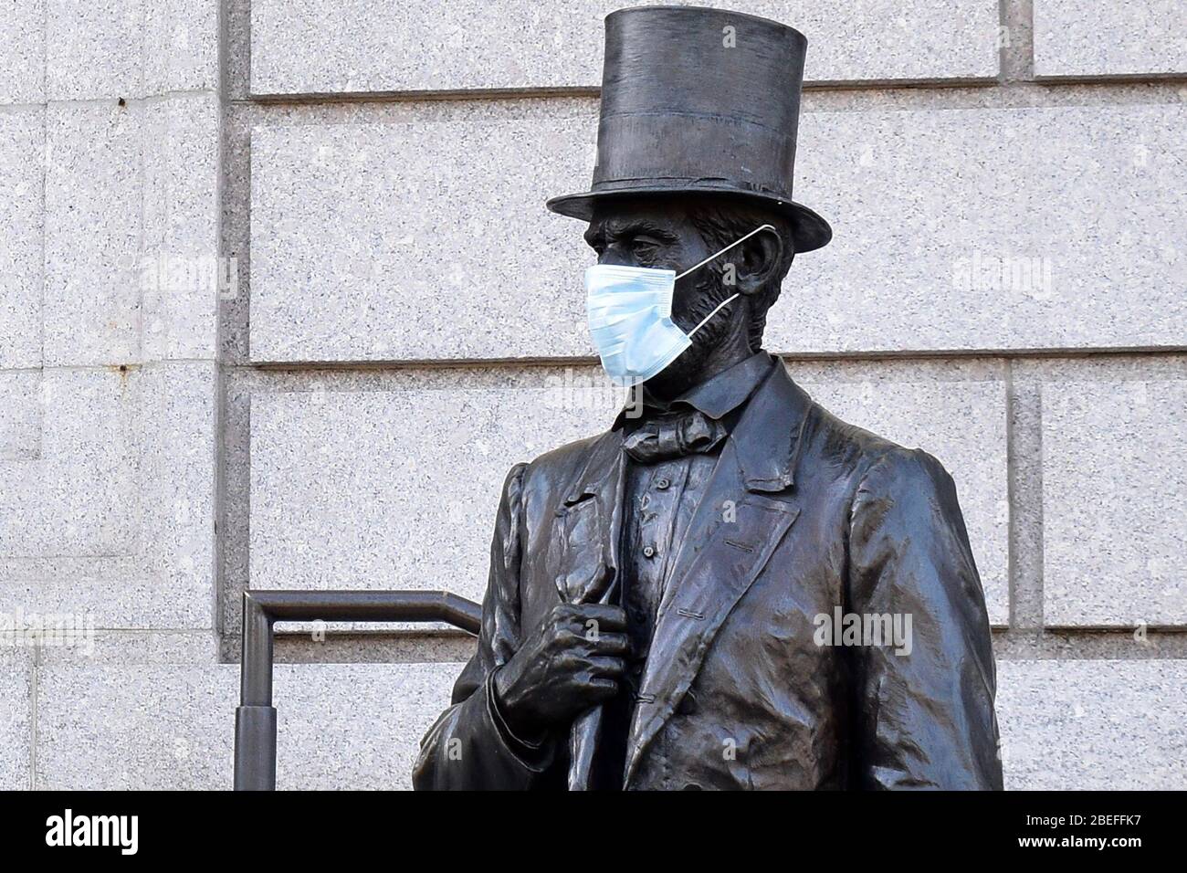 New York City, USA. 11th Apr, 2020. The life-size statue of US President Abraham Lincoln wearing a face mask is seen at the entrance to the New York Historical Society building during the pandemic of the novel coronavirus disease (COVID-19). As of 11 April 2020, the United States has reported more than 525,000 confirmed cases of the novel coronavirus infection, with more than 93,000 confirmed cases in New York City. Credit: Maria Khrenova/TASS/Alamy Live News Stock Photo