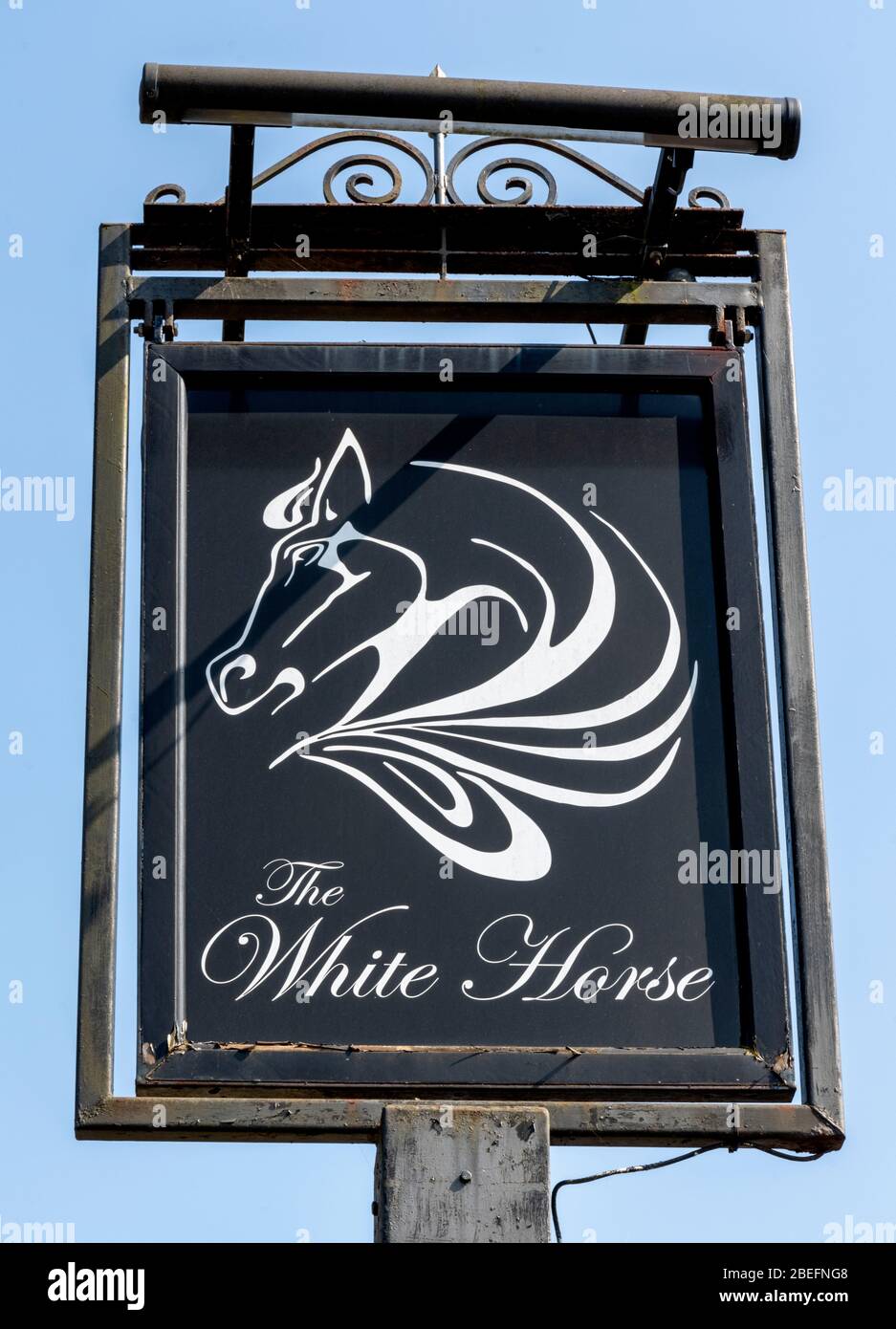 Traditional hanging pub sign at The White Horse public house, Ringwood Road, Netley Marsh, Hampshire, England. Stock Photo