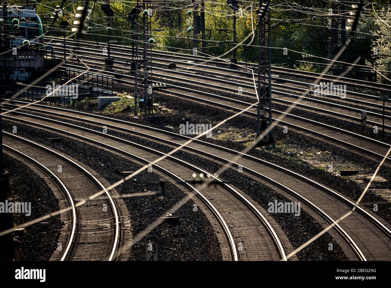 Eisenbahn, Gleise, Schienen, Infrastruktur, Oberleitungen, Bahnstrecke zwischen Essen und Duisburg,  Deutschland, Stock Photo