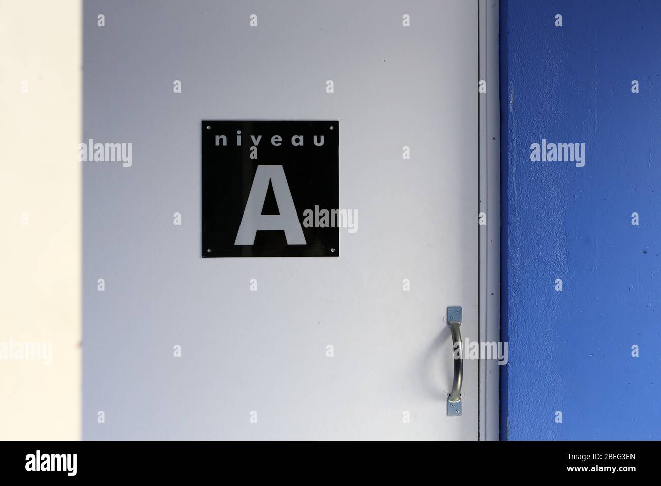 Panneau indiquant le niveau A. Etage. Parking souterrain gratuit. 2KM3 ...